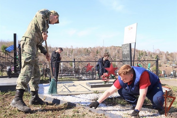 В Республике Алтай росгвардейцы и волонтеры привели в порядок могилы участников ВОВ
