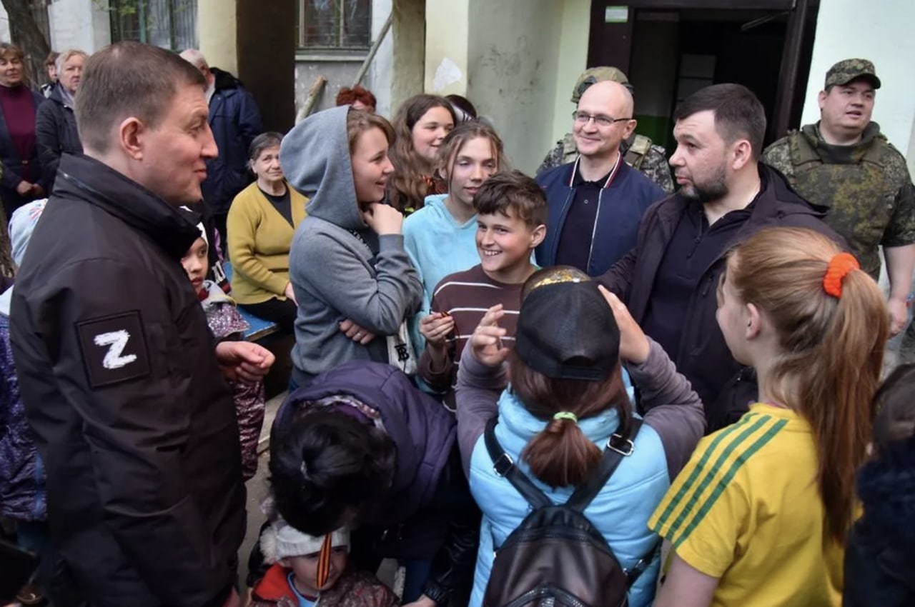Сергей Кириенко посетил Мариуполь и встретился с местными жителями
