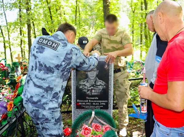 Бойцы ОМОН благоустроили место захоронения погибшего сослуживца