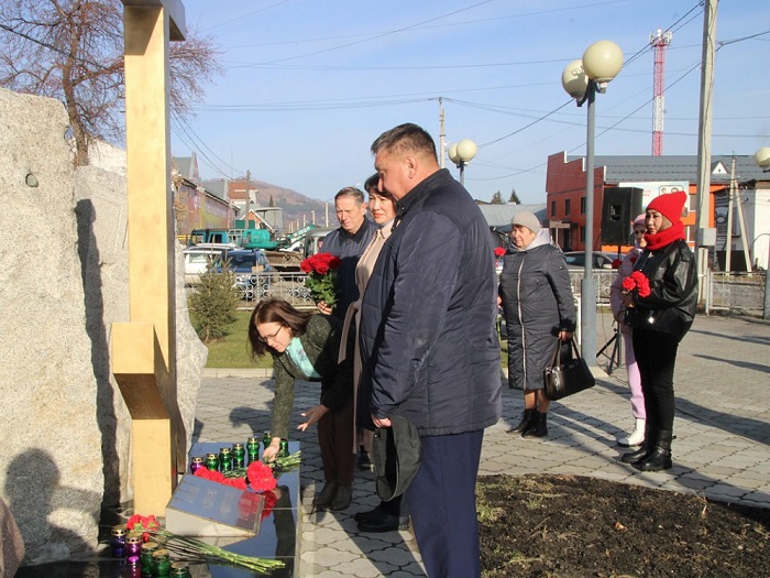 В Горно-Алтайске возложили цветы к Памятнику жертвам политических репрессий