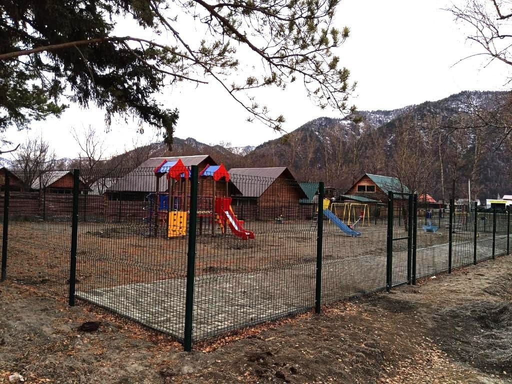 В Чемальском районе обустроили детскую площадку
