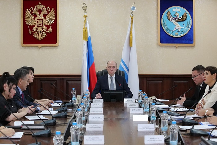 Олег Хорохордин провел заседание совета по алтайскому языку