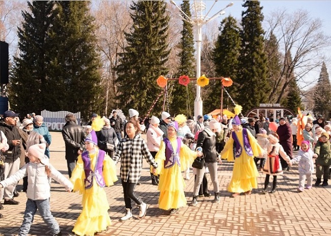 Более трех тысяч человек приняли участие в праздновании Наурыза в Горно-Алтайске