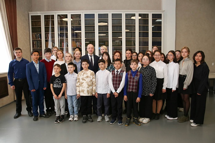 Олег Хорохордин провёл для школьников экскурсию по Национальной библиотеке