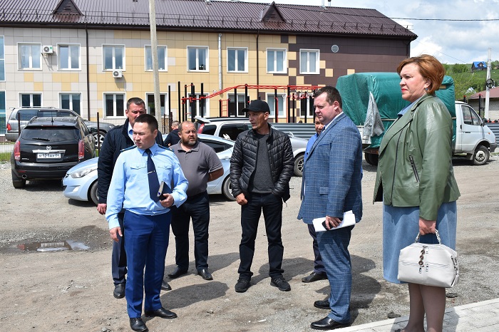Петр Громов проверил соцобъекты и дорогу в Кызыл-Озеке