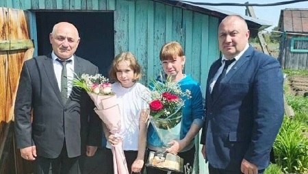 Активисты «Единой России» навестили семью мобилизованного в Каракокше