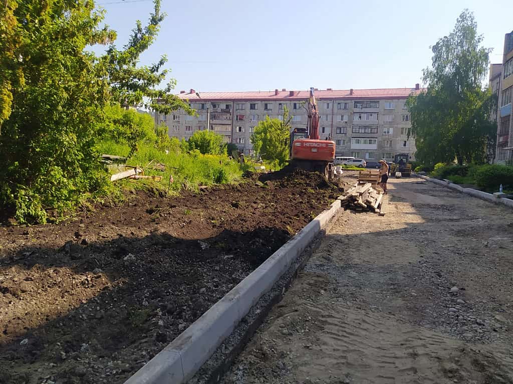 В Горно-Алтайске ремонтируют дворы многоквартирных домов