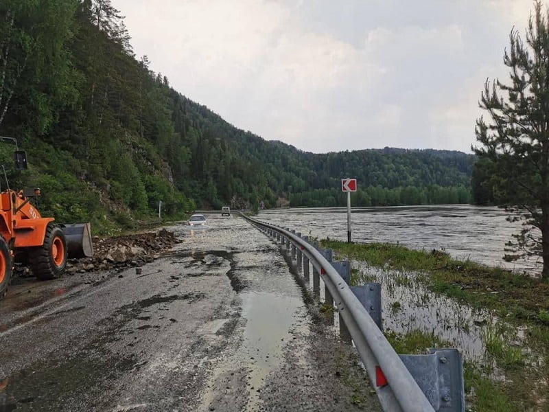 Дороги в трех районах Республики Алтай подтоплены из-за паводка