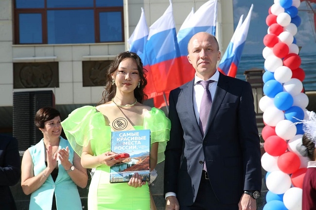 Олег Хорохордин поздравил выпускников с окончанием школы