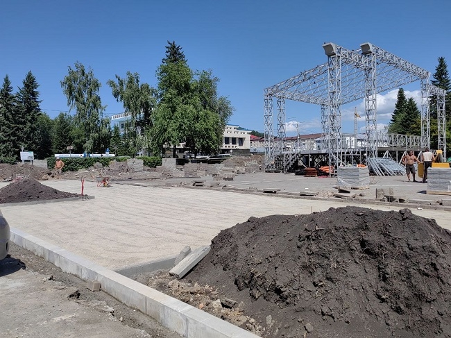 В Горно-Алтайске продолжают обновлять площадь и Центральный сквер