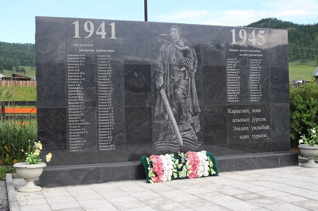 В Верх-Черге реконструировали памятник погибшим в Великой Отечественной войне