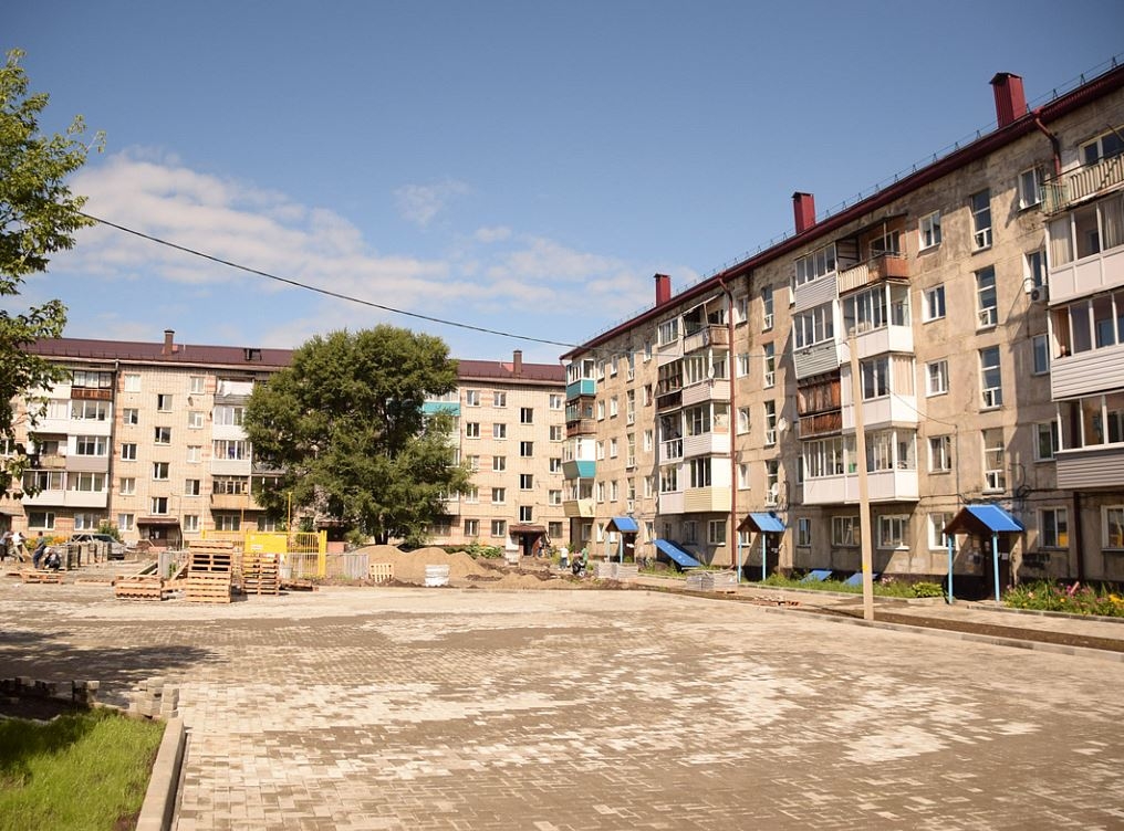 Один из самых больших дворов благоустраивают в Горно-Алтайске