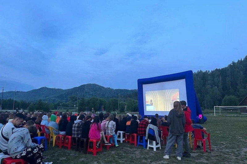 Кинопоказ под открытым небом организовали на Алтае для детей из ЛНР