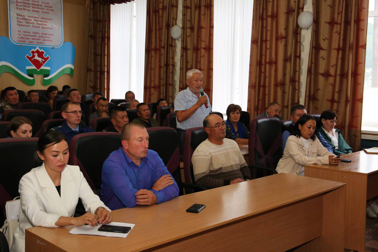 Олег Хорохордин обсудил с жителями развитие Усть-Канского района
