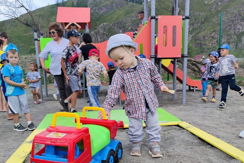 В Новочеркасске в детском саду № 42 построили спортплощадку