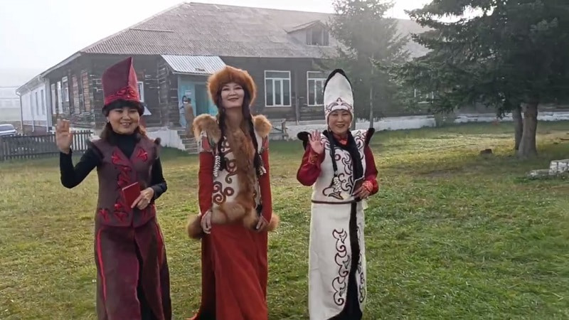 Жители Усть-Кана пришли на избирательные участки в национальных костюмах