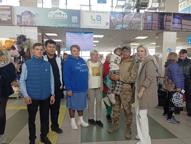 В аэропорту Горно-Алтайска встретили бойца, прибывшего со спецоперации