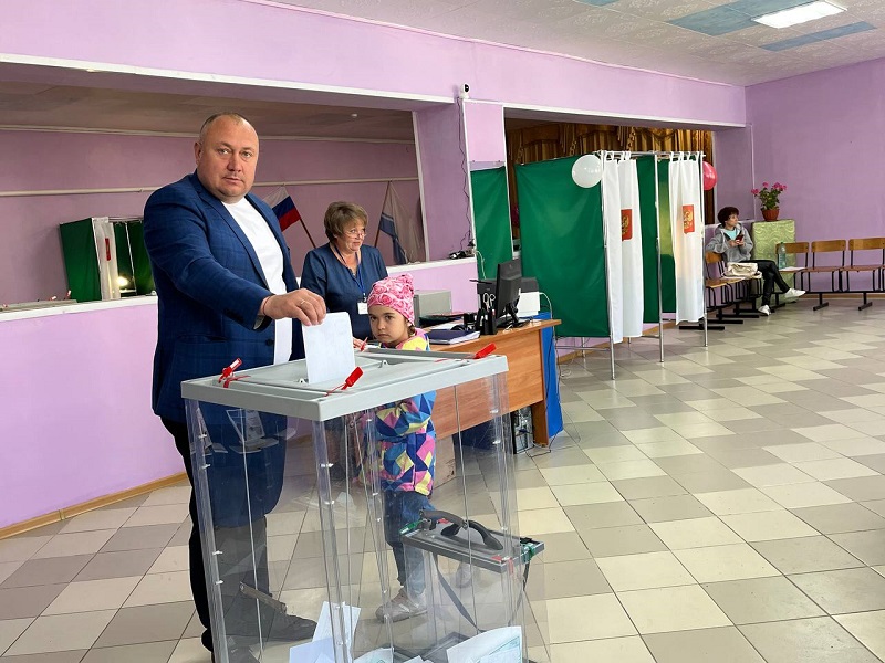 Главы районов голосуют на выборах в Республике Алтай