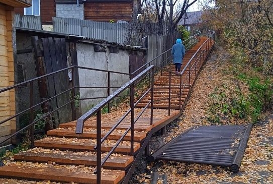 Из «депутатского миллиона» в Горно-Алтайске построили лестницу на неудобной тропе