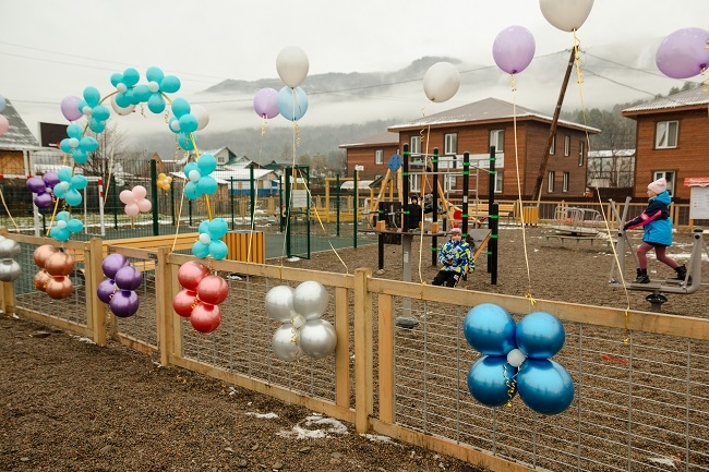 Курорт Сбера «Манжерок» подарил детям новую игровую площадку