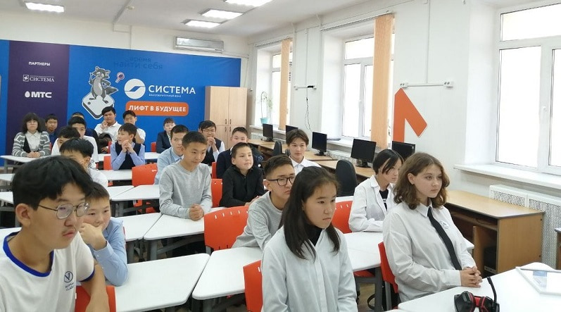 Школьники Республики Алтай и ЛНР встретились на Уроке цифры