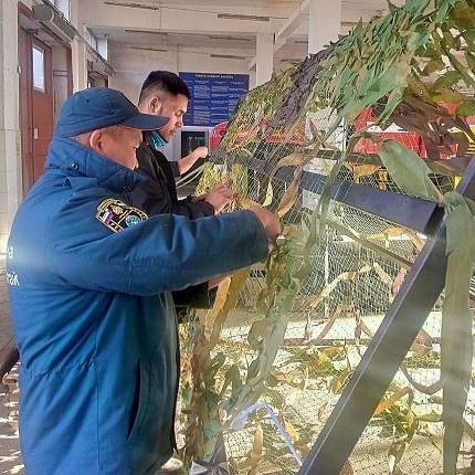 Пожарные в Республике Алтай изготавливают маскировочные сети