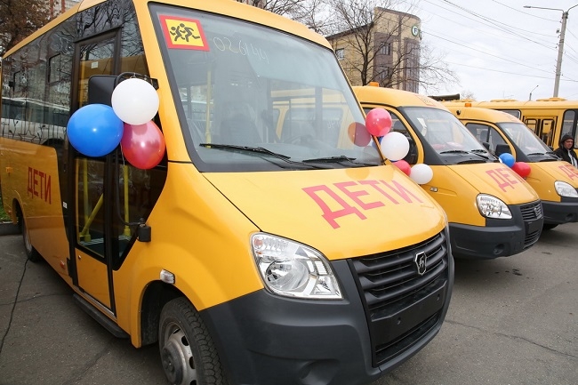 Олег Хорохордин вручил ключи от новых школьных автобусов