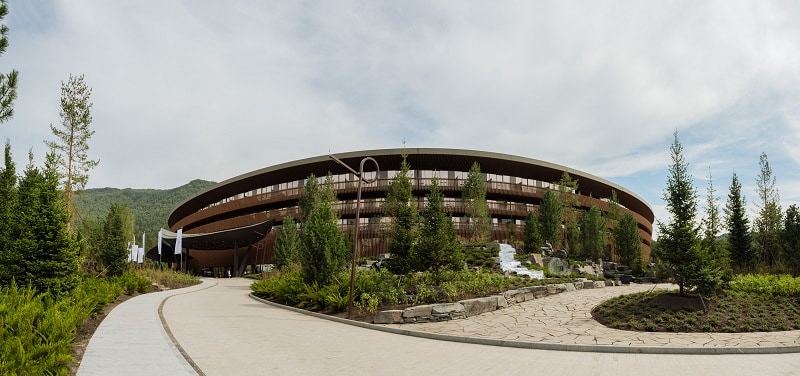 Курорт Сбера «Манжерок» получил самую престижную премию планеты для отельеров
