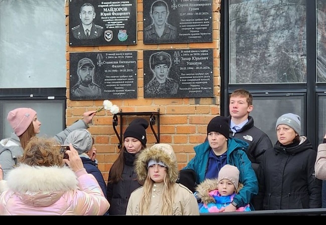 Мемориальные доски в память о выпускниках открыли в Кызыл-Озёкской школе