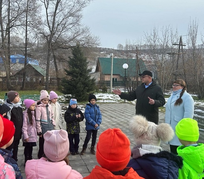 Для Майминских школьников провели урок в парке Памяти