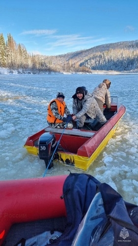 На реке Лебедь спасатели освободили рыбаков из ледяного плена