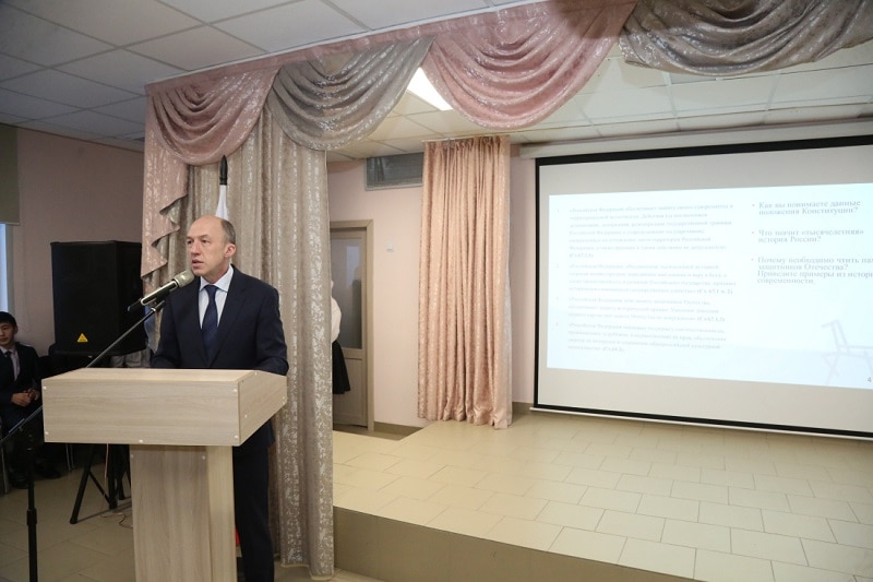 Олег Хорохордин провёл урок Конституции в Усть-Коксинской школе