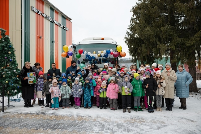 Курорт Сбера «Манжерок» подарил сельской школе автобус