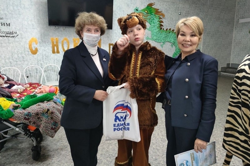 Депутаты от «Единой России» вручили новогодние подарки детям