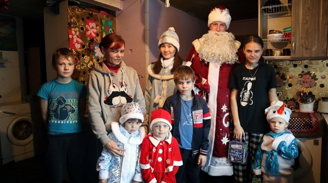 Полицейский Дед Мороз посетил ребят в Горно-Алтайске и Майме