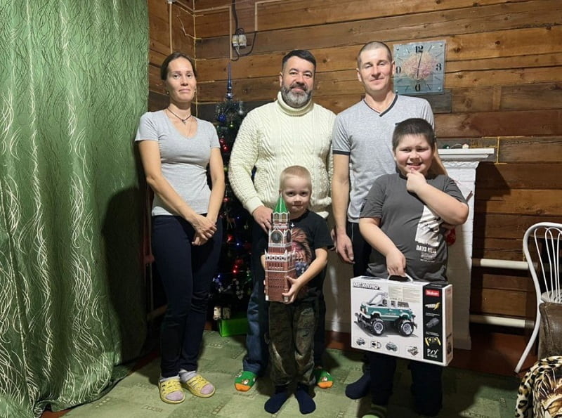 «Ёлка желаний»: единороссы вручили подарки детям из Республики Алтай