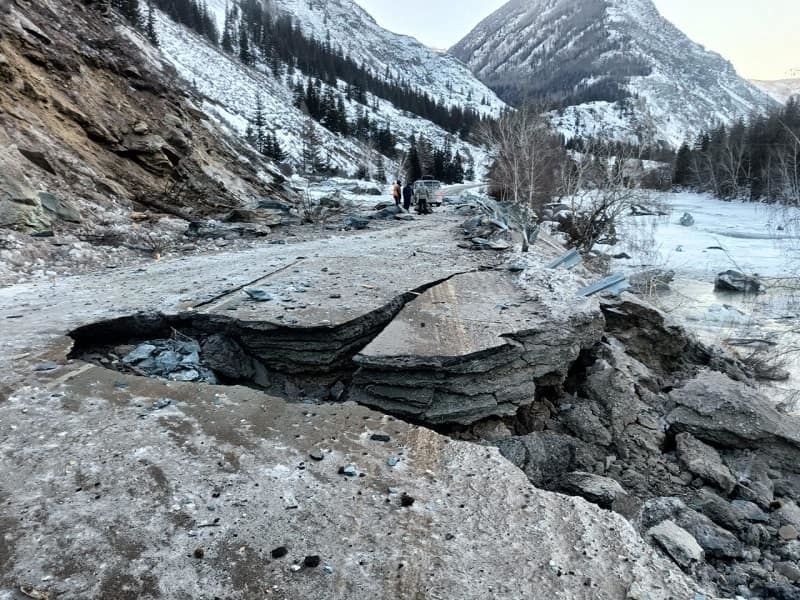 В Республике Алтай восстанавливают поврежденный камнепадом Чуйский тракт