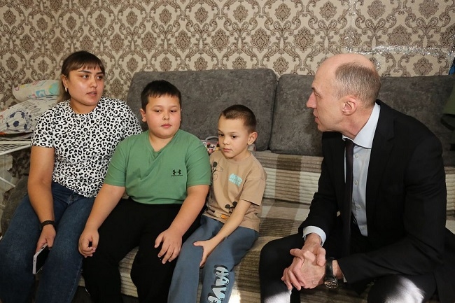 Олег Хорохордин в Черге встретился с семьёй участника спецоперации