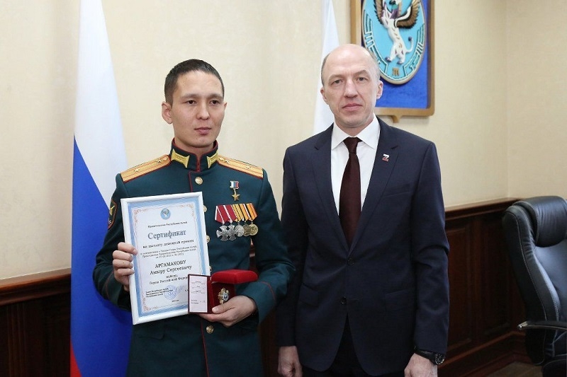 Герой России Амыр Аргамаков награждён орденом «Таҥ Чолмон»