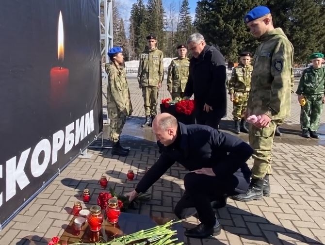 Жители Горно-Алтайска несут цветы в память о погибших в «Крокус Сити Холле»