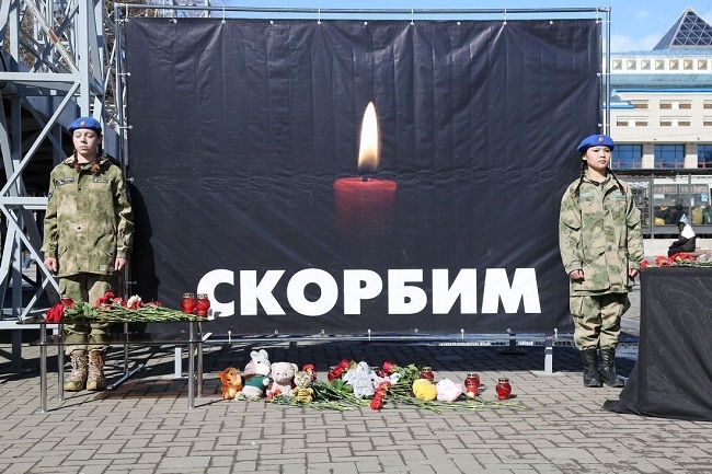 В Горно-Алтайске возложили цветы к стихийному мемориалу