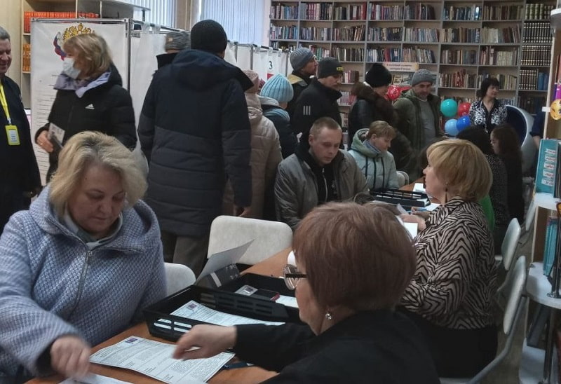 Очереди образовались на избирательных участках на Алтае
