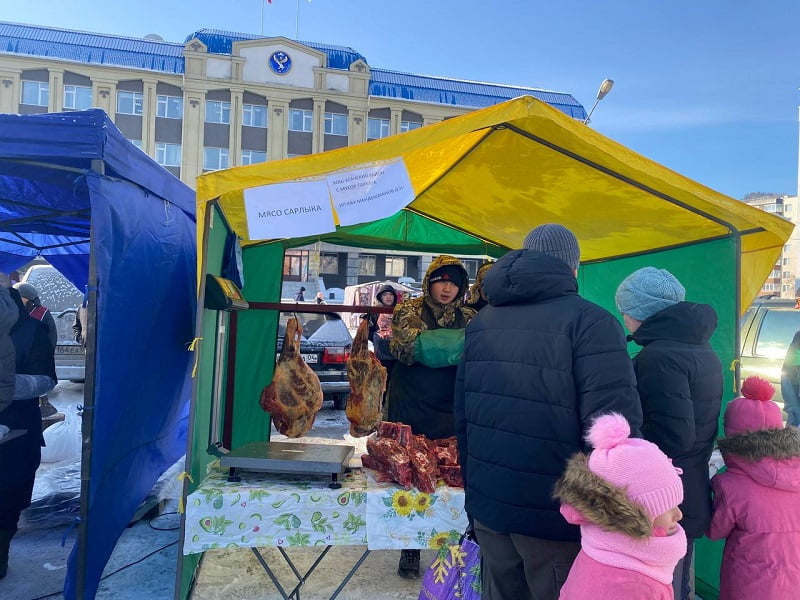 Редкое мясо сарлыка продают на ярмарке в Горно-Алтайске в день выборов