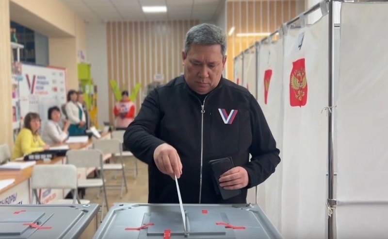 Сенатор РФ от Республики Алтай Владимир Полетаев проголосовал за Президента