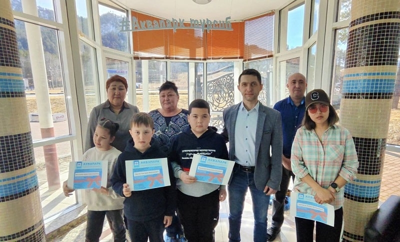 «Турсиб» для детей участников СВО выдал сертификаты в аквапарк