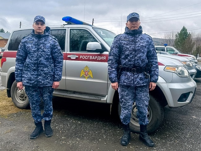 Росгвардейцы в Горно-Алтайске помогли женщине, упавшей без сознания на улице