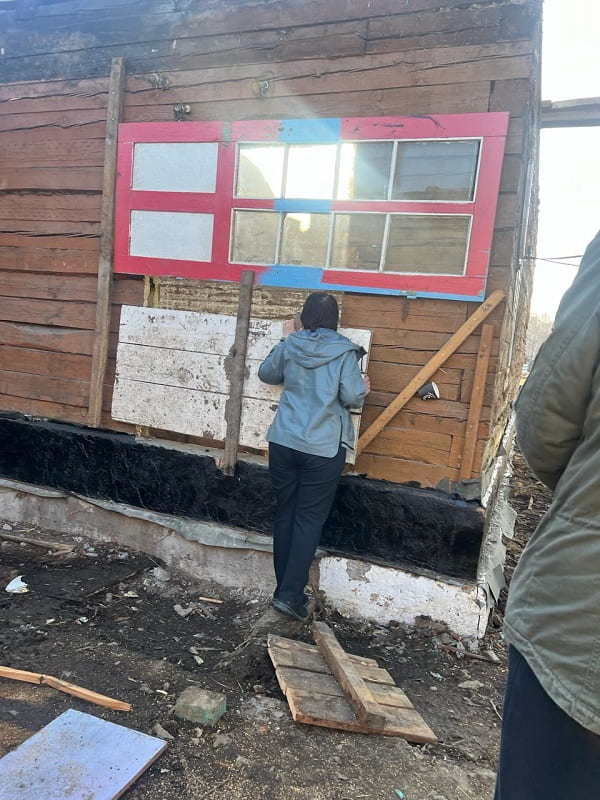 «Партдесант» проверил ход капремонта школы в Усть-Коксинском районе