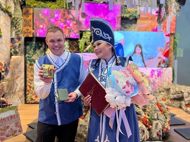 Пара из Республики Алтай зарегистрировала брак на свадебном фестивале в Москве
