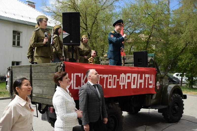 В Республике Алтай прошли парады у домов ветеранов