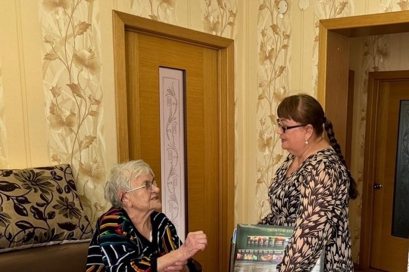 Единороссы поздравили с 95-летием жительниц Майминского и Усть-Канского районов